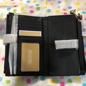 COPY - 🤩MK wallet wristlet phone case blak 💯 NWT